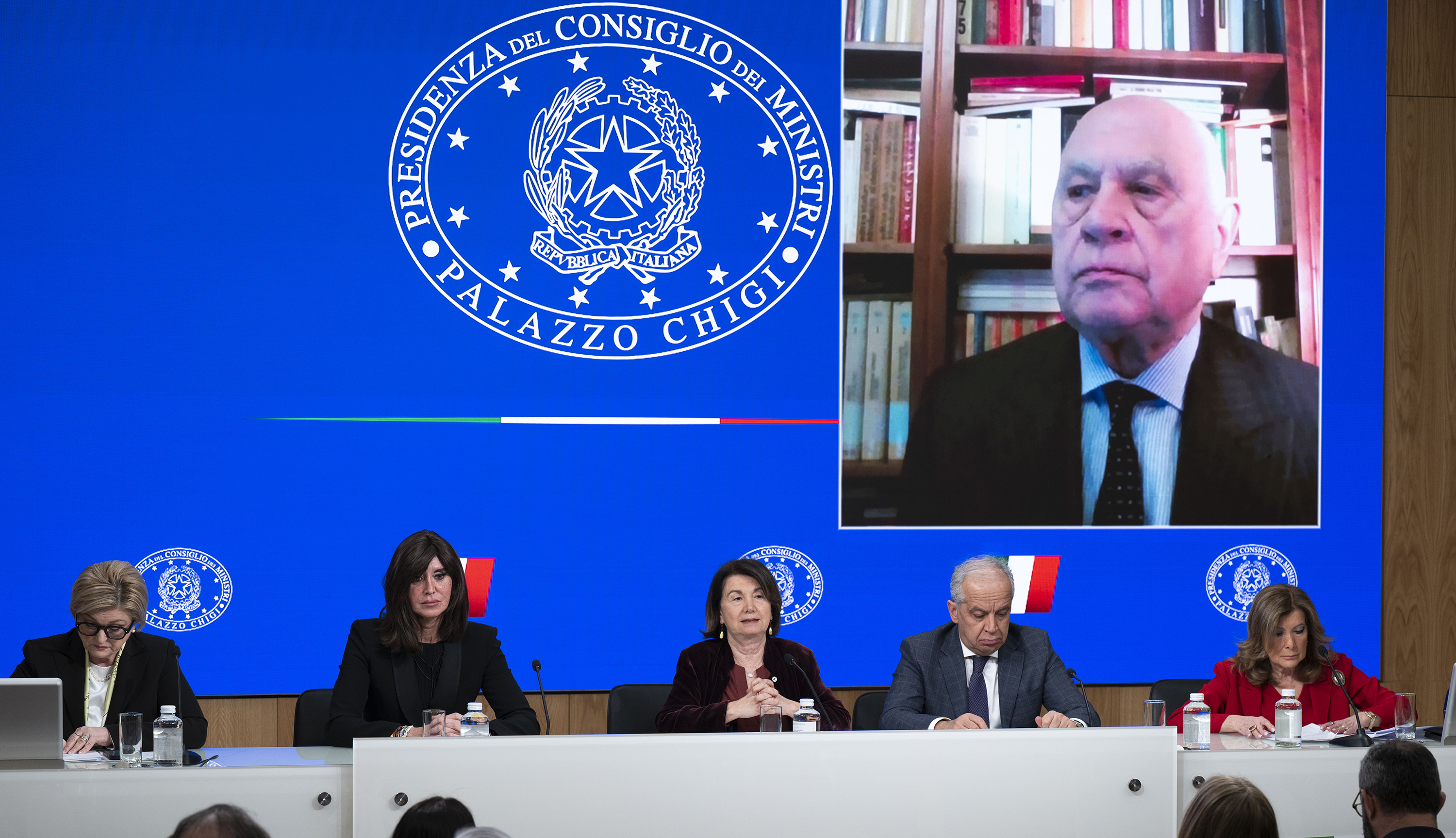 PALAZZO CHIGI, il Consiglio dei ministri  ha approvato un disegno di legge per l’introduzione del delitto di femminicidio e altri interventi normativi per il contrasto alla violenza nei confronti delle donne e per la tutela delle vittime